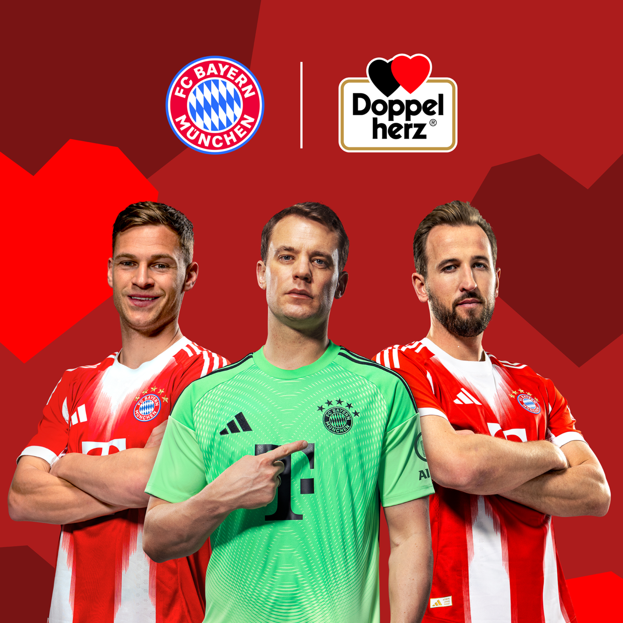 Três jogadores do FC Bayern de Munique estão em pé diante de um fundo vermelho com formas geométricas de coração. Da esquerda para a direita: Harry Kane, Jamal Musiala e Manuel Neuer. Acima deles estão os logotipos do FC Bayern de Munique e da Doppelherz, indicando uma parceria entre as marcas.